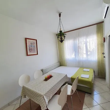 5185-1 For 3 Pers In Brodarica 시베니크